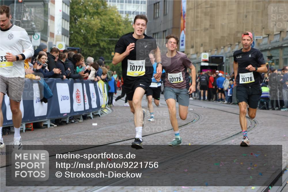 05.10.2025 - 20. swb-Marathon Bremen Strokosch-Dieckow http://msf.ph/oto/9221756 05.10.2025 10:39:51 Ziel 9213, 9922, 10052, 10171, 10175, 10176, 11335 meine-sportfotos.de