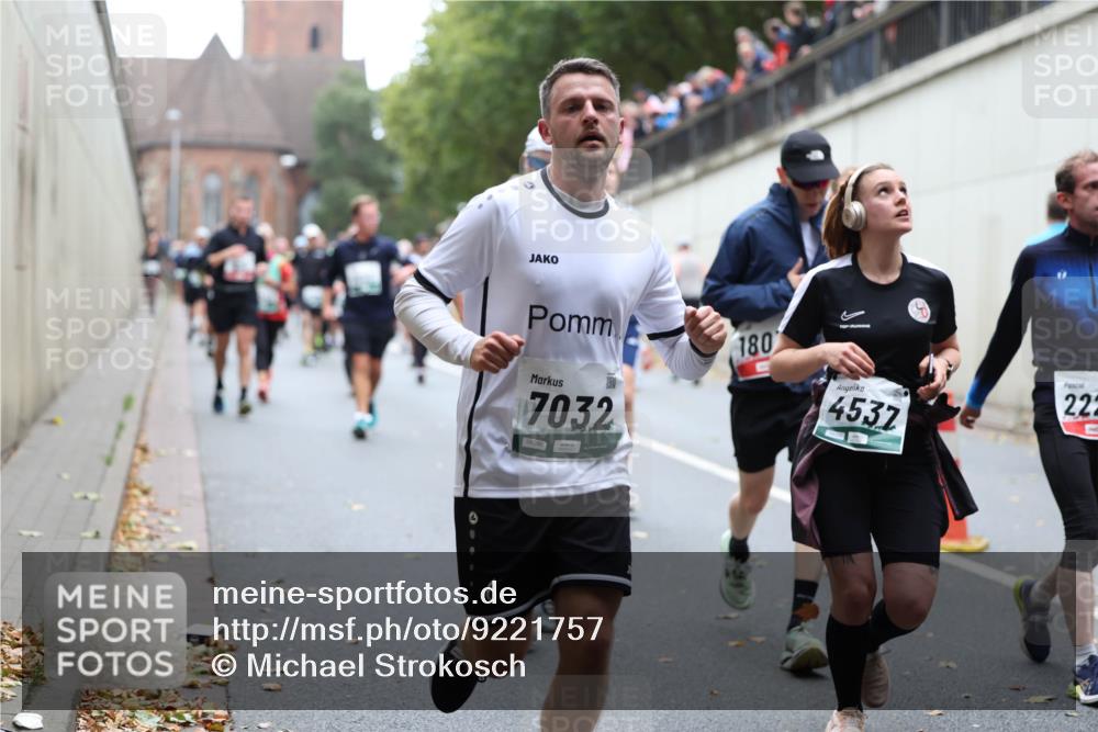 05.10.2025 - 20. swb-Marathon Bremen Michael Strokosch http://msf.ph/oto/9221757 05.10.2025 12:56:38 Laufen 6, 7032, 180, 4537, 222 meine-sportfotos.de