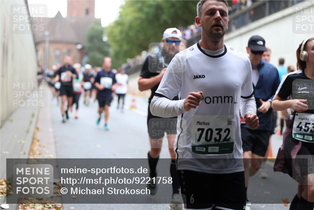 05.10.2025 - 20. swb-Marathon Bremen Michael Strokosch http://msf.ph/oto/9221758 05.10.2025 12:56:38 Laufen 7032, 08590, 453 meine-sportfotos.de