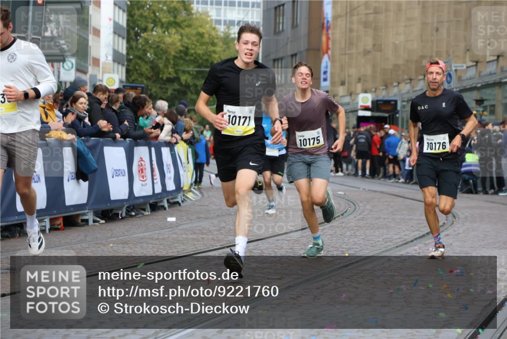 05.10.2025 - 20. swb-Marathon Bremen Strokosch-Dieckow http://msf.ph/oto/9221760 05.10.2025 10:39:51 Ziel 9213, 9922, 10052, 10171, 10175, 10176, 11335 meine-sportfotos.de