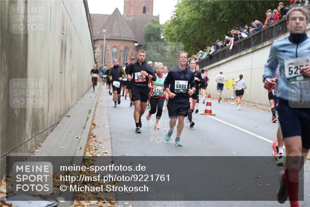 05.10.2025 - 20. swb-Marathon Bremen Michael Strokosch http://msf.ph/oto/9221761 05.10.2025 12:56:40 Laufen 935, 4345, 5690, 527 meine-sportfotos.de