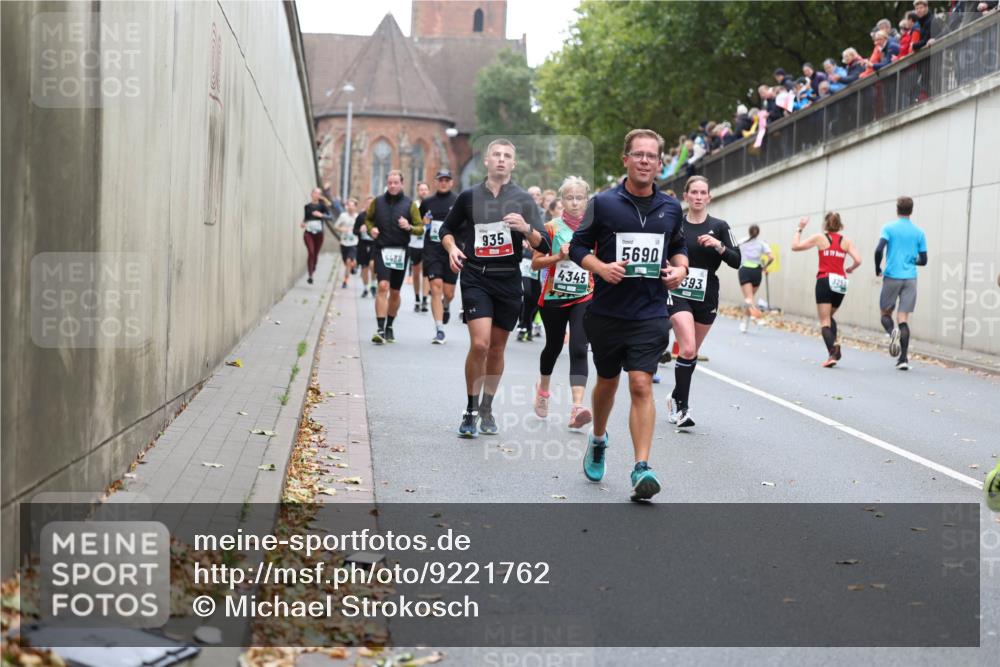 05.10.2025 - 20. swb-Marathon Bremen Michael Strokosch http://msf.ph/oto/9221762 05.10.2025 12:56:41 Laufen 5488, 935, 4345, 5690, 593, 18 meine-sportfotos.de