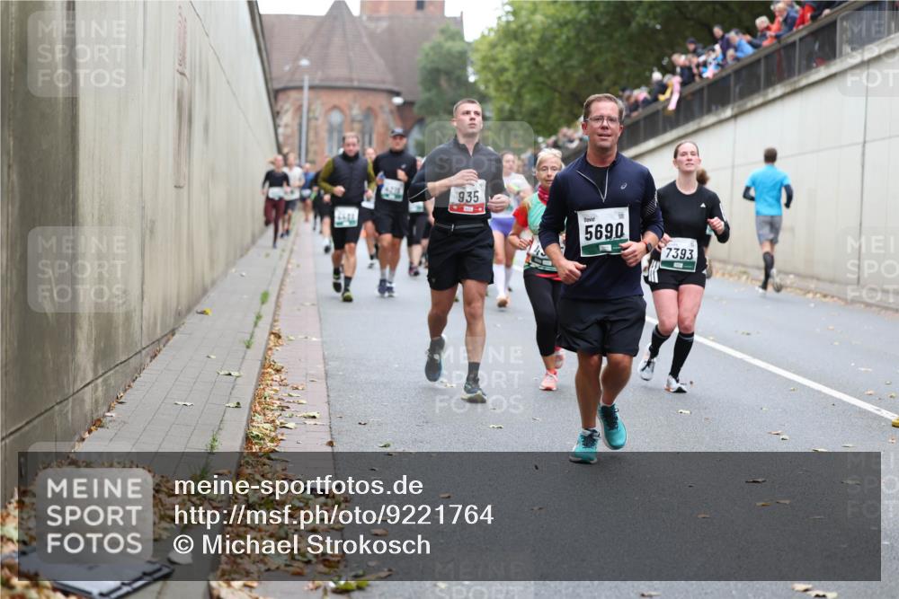 05.10.2025 - 20. swb-Marathon Bremen Michael Strokosch http://msf.ph/oto/9221764 05.10.2025 12:56:41 Laufen 935, 5690, 7393 meine-sportfotos.de