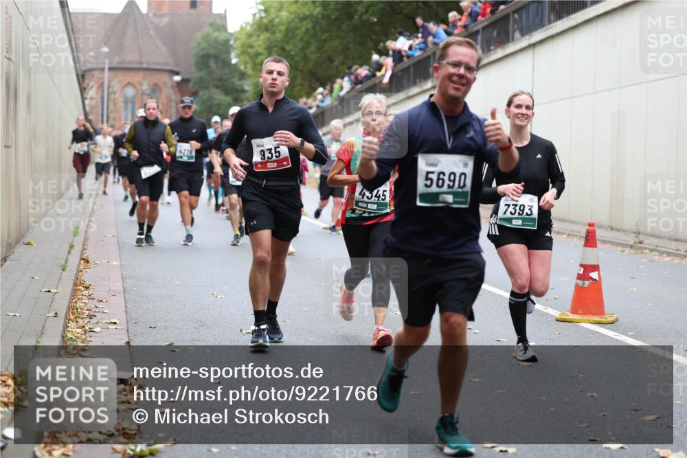 05.10.2025 - 20. swb-Marathon Bremen Michael Strokosch http://msf.ph/oto/9221766 05.10.2025 12:56:42 Laufen 4218, 935, 4345, 5690, 7393 meine-sportfotos.de