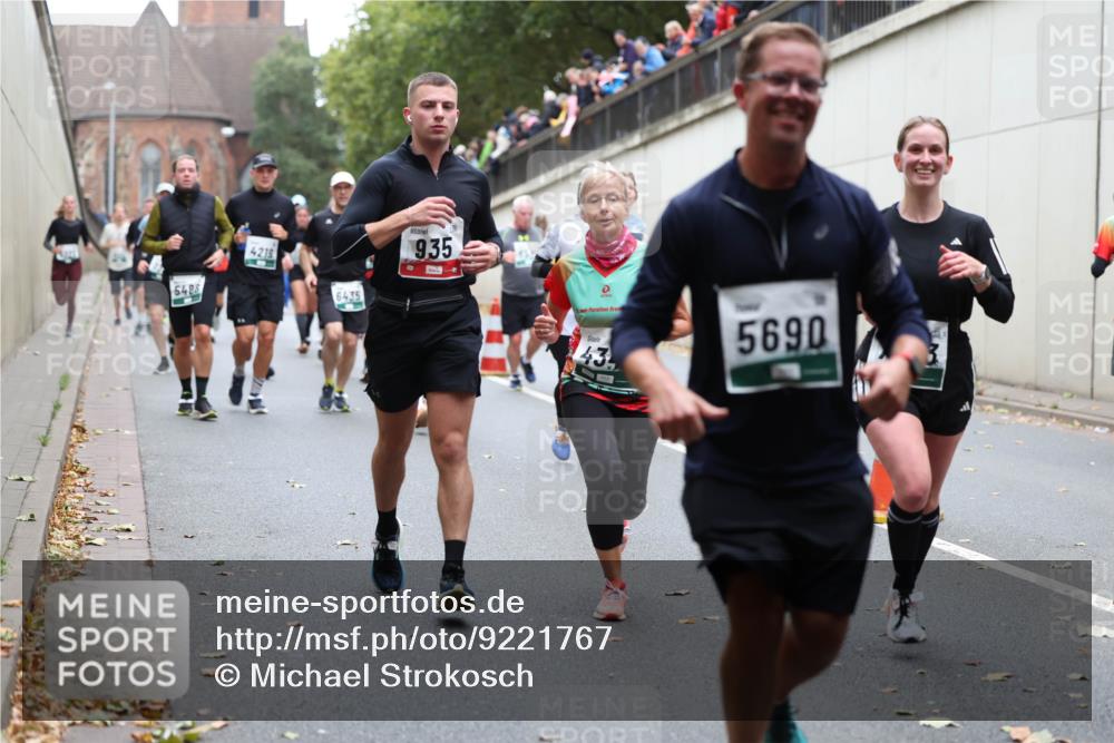 05.10.2025 - 20. swb-Marathon Bremen Michael Strokosch http://msf.ph/oto/9221767 05.10.2025 12:56:43 Laufen 6485, 4218, 6435, 935, 43, 5690 meine-sportfotos.de