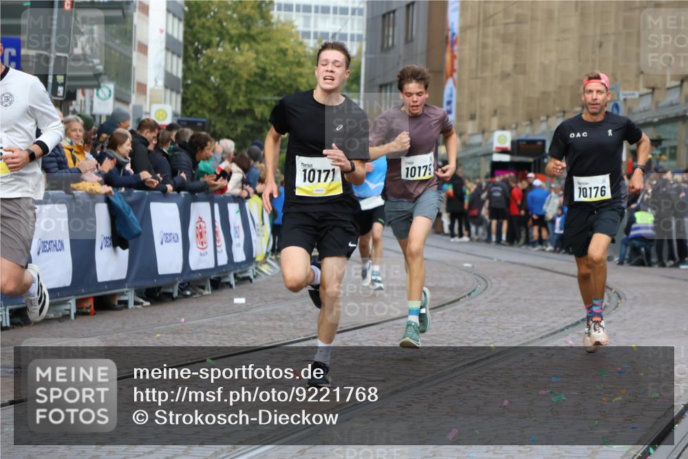 05.10.2025 - 20. swb-Marathon Bremen Strokosch-Dieckow http://msf.ph/oto/9221768 05.10.2025 10:39:51 Ziel 9213, 9922, 10052, 10171, 10175, 10176, 11335 meine-sportfotos.de