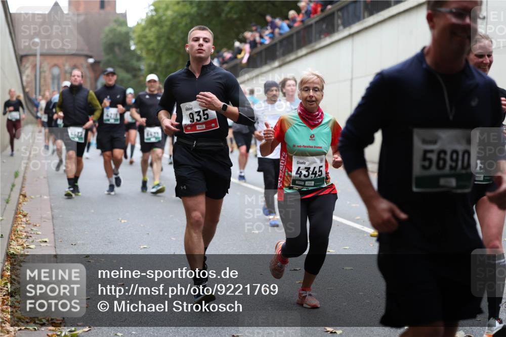 05.10.2025 - 20. swb-Marathon Bremen Michael Strokosch http://msf.ph/oto/9221769 05.10.2025 12:56:43 Laufen 6625, 935, 20, 4345, 5690, 2 meine-sportfotos.de