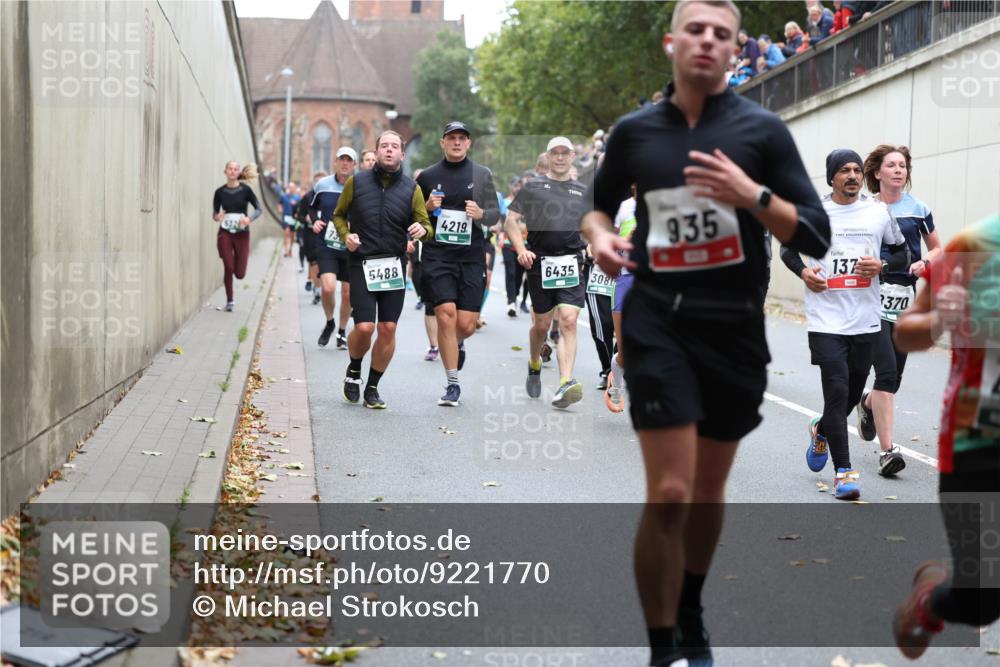 05.10.2025 - 20. swb-Marathon Bremen Michael Strokosch http://msf.ph/oto/9221770 05.10.2025 12:56:44 Laufen 5488, 42, 19, 935, 6435, 308, 137, 370 meine-sportfotos.de