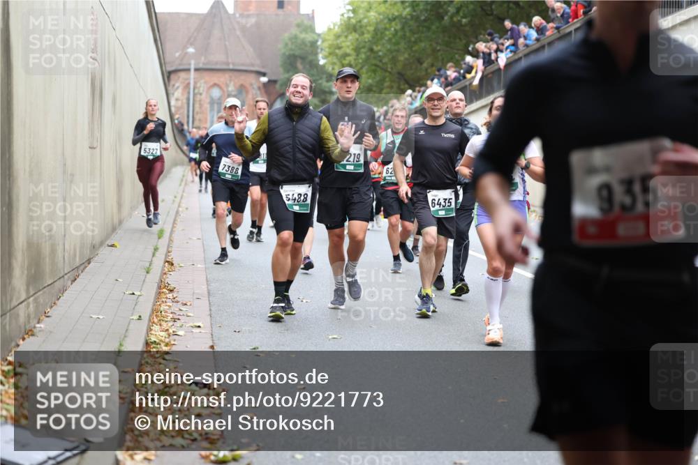 05.10.2025 - 20. swb-Marathon Bremen Michael Strokosch http://msf.ph/oto/9221773 05.10.2025 12:56:44 Laufen 5327, 7388, 5488, 2, 19, 62, 6435, 935 meine-sportfotos.de