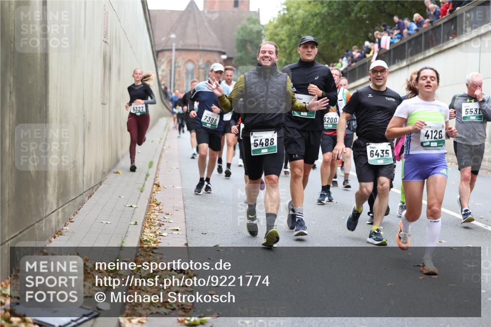 05.10.2025 - 20. swb-Marathon Bremen Michael Strokosch http://msf.ph/oto/9221774 05.10.2025 12:56:45 Laufen 5327, 7388, 5488, 6200, 6435, 4126, 5531 meine-sportfotos.de