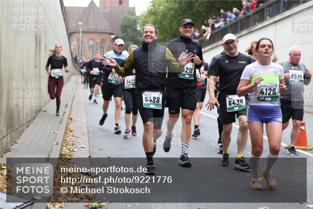 05.10.2025 - 20. swb-Marathon Bremen Michael Strokosch http://msf.ph/oto/9221776 05.10.2025 12:56:45 Laufen 5327, 738, 24, 12, 5488, 2, 19, 6435, 4126, 5531 meine-sportfotos.de