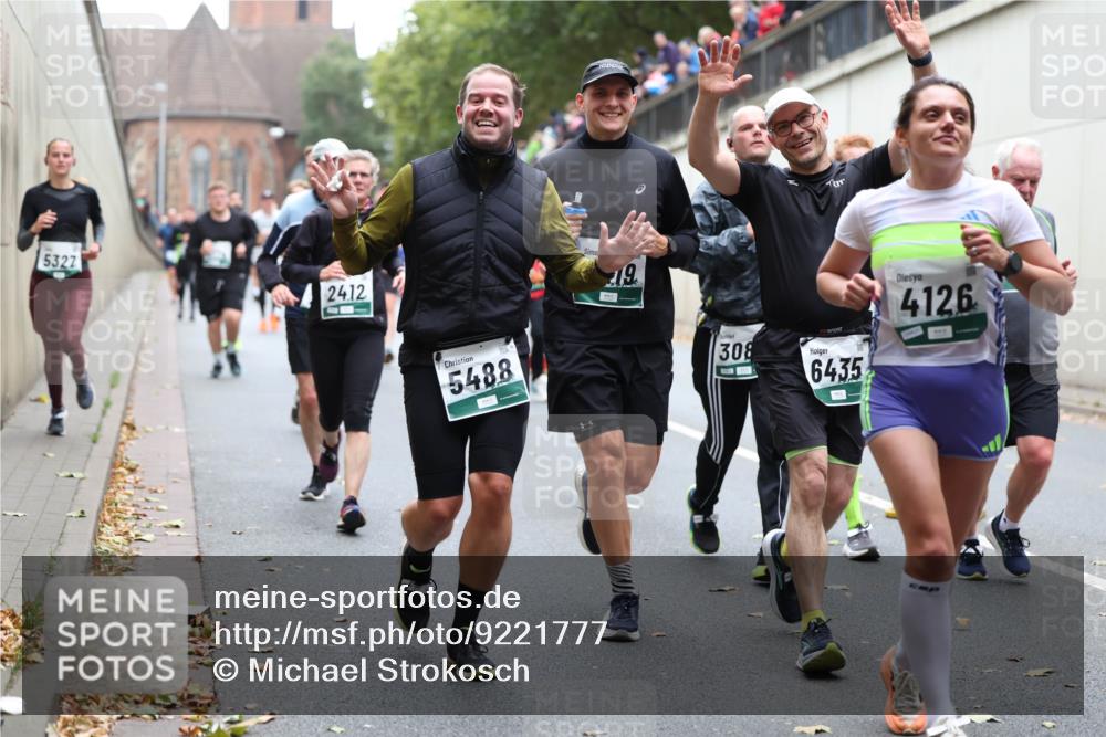 05.10.2025 - 20. swb-Marathon Bremen Michael Strokosch http://msf.ph/oto/9221777 05.10.2025 12:56:46 Laufen 5327, 24, 12, 5488, 19, 308, 6435, 4126 meine-sportfotos.de