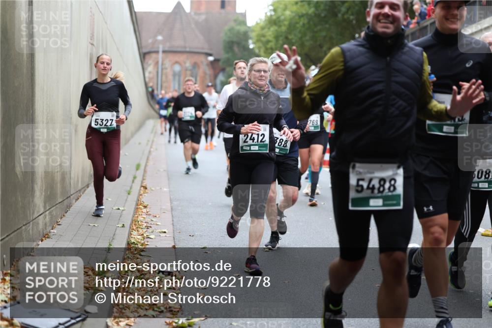 05.10.2025 - 20. swb-Marathon Bremen Michael Strokosch http://msf.ph/oto/9221778 05.10.2025 12:56:47 Laufen 5327, 2412, 388, 769, 5488, 08 meine-sportfotos.de