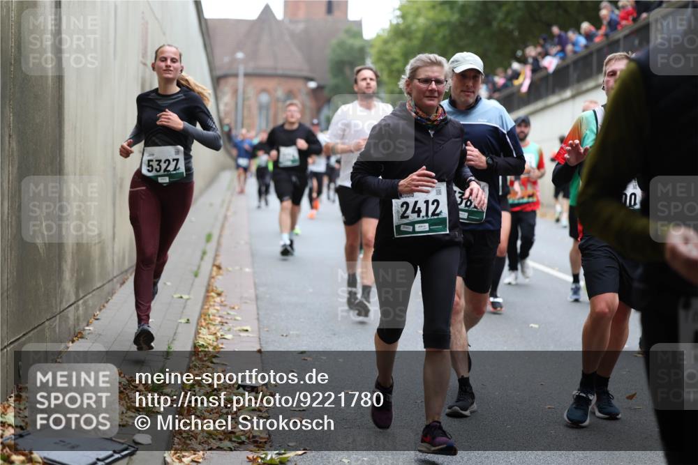 05.10.2025 - 20. swb-Marathon Bremen Michael Strokosch http://msf.ph/oto/9221780 05.10.2025 12:56:47 Laufen 5327, 24, 12, 38 meine-sportfotos.de