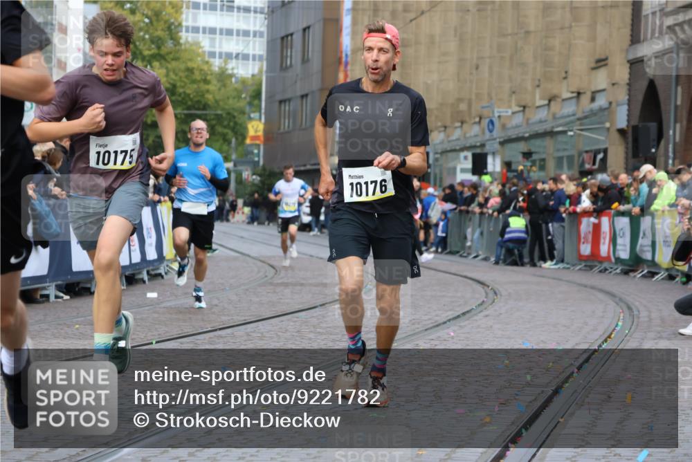 05.10.2025 - 20. swb-Marathon Bremen Strokosch-Dieckow http://msf.ph/oto/9221782 05.10.2025 10:39:53 Ziel 9213, 9922, 10052, 10171, 10175, 10176, 11335 meine-sportfotos.de