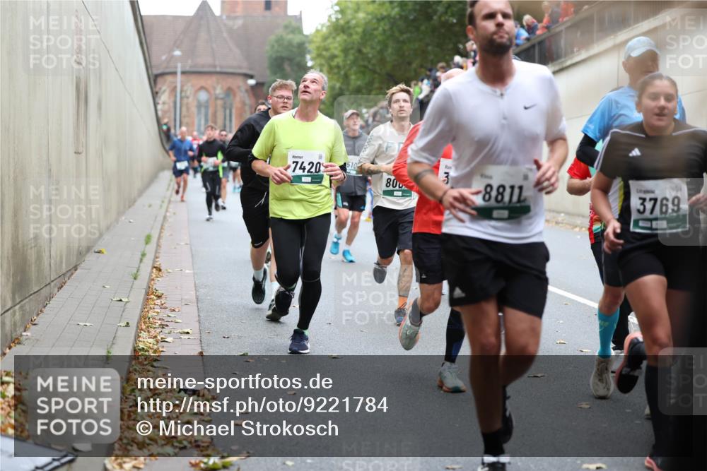 05.10.2025 - 20. swb-Marathon Bremen Michael Strokosch http://msf.ph/oto/9221784 05.10.2025 12:56:49 Laufen 7420, 510, 800, 3, 8811, 3769 meine-sportfotos.de