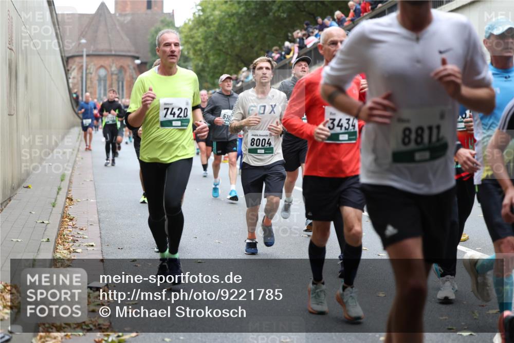 05.10.2025 - 20. swb-Marathon Bremen Michael Strokosch http://msf.ph/oto/9221785 05.10.2025 12:56:50 Laufen 7420, 510, 3434, 8004, 8811 meine-sportfotos.de