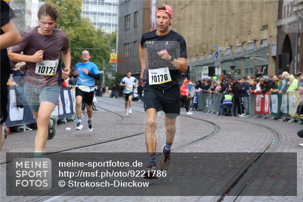 05.10.2025 - 20. swb-Marathon Bremen Strokosch-Dieckow http://msf.ph/oto/9221786 05.10.2025 10:39:53 Ziel 9213, 9922, 10052, 10171, 10175, 10176, 11335 meine-sportfotos.de