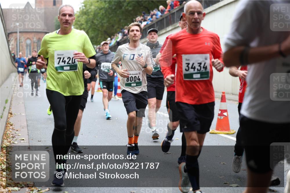 05.10.2025 - 20. swb-Marathon Bremen Michael Strokosch http://msf.ph/oto/9221787 05.10.2025 12:56:50 Laufen 7420, 5106, 8004, 3434 meine-sportfotos.de