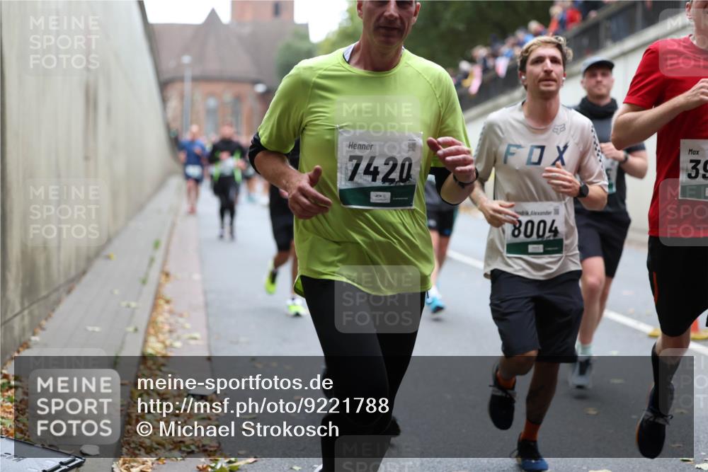 05.10.2025 - 20. swb-Marathon Bremen Michael Strokosch http://msf.ph/oto/9221788 05.10.2025 12:56:51 Laufen 7420, 39, 8004 meine-sportfotos.de