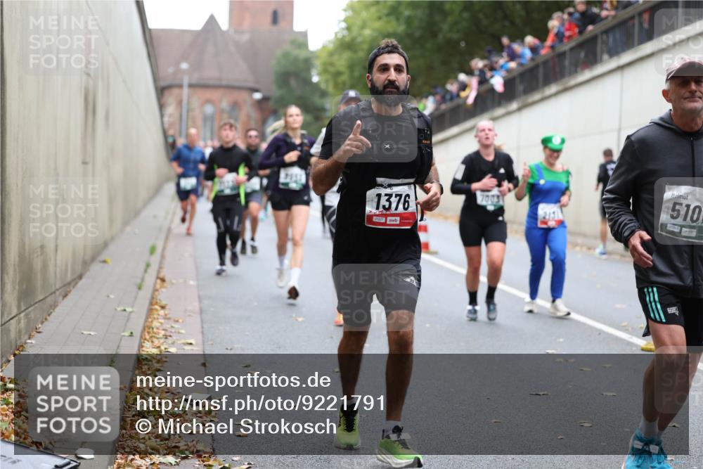 05.10.2025 - 20. swb-Marathon Bremen Michael Strokosch http://msf.ph/oto/9221791 05.10.2025 12:56:53 Laufen 3951, 1376, 01221, 7003, 510, 07267 meine-sportfotos.de