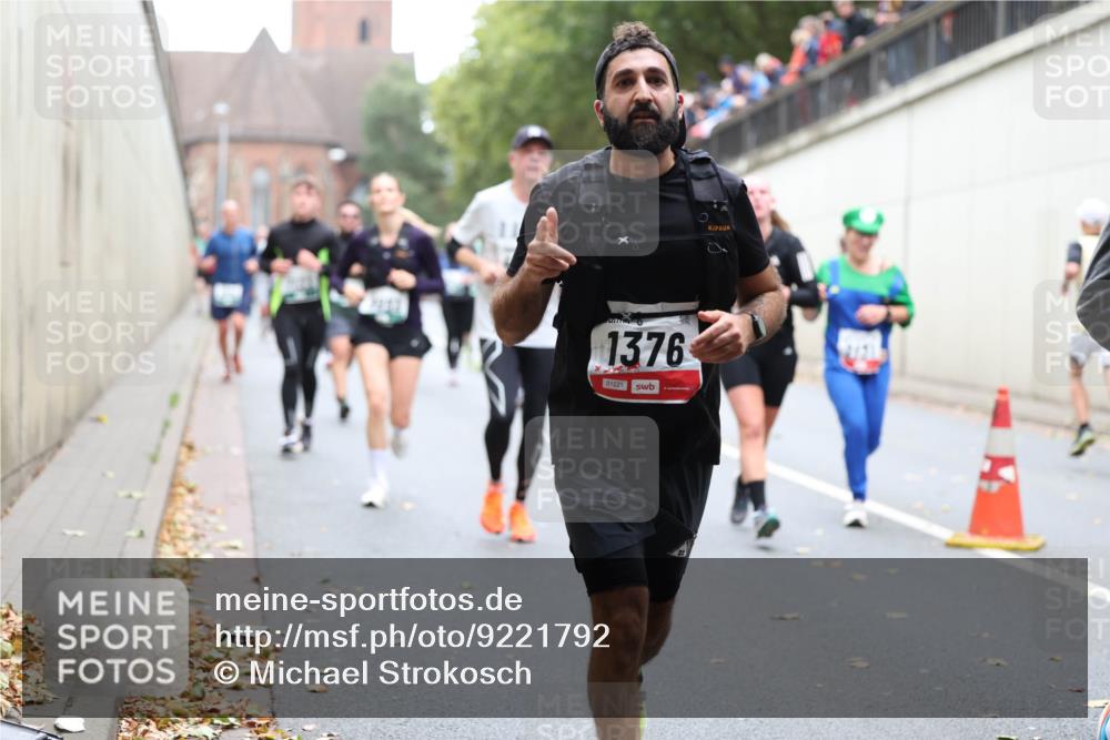 05.10.2025 - 20. swb-Marathon Bremen Michael Strokosch http://msf.ph/oto/9221792 05.10.2025 12:56:53 Laufen 1376, 01221 meine-sportfotos.de