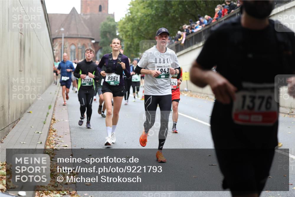 05.10.2025 - 20. swb-Marathon Bremen Michael Strokosch http://msf.ph/oto/9221793 05.10.2025 12:56:54 Laufen 8951, 7133, 943, 34, 1376 meine-sportfotos.de