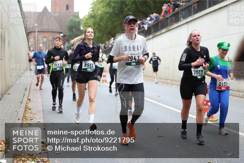 05.10.2025 - 20. swb-Marathon Bremen Michael Strokosch http://msf.ph/oto/9221795 05.10.2025 12:56:54 Laufen 7133, 339, 8951, 943, 7003, 2131 meine-sportfotos.de