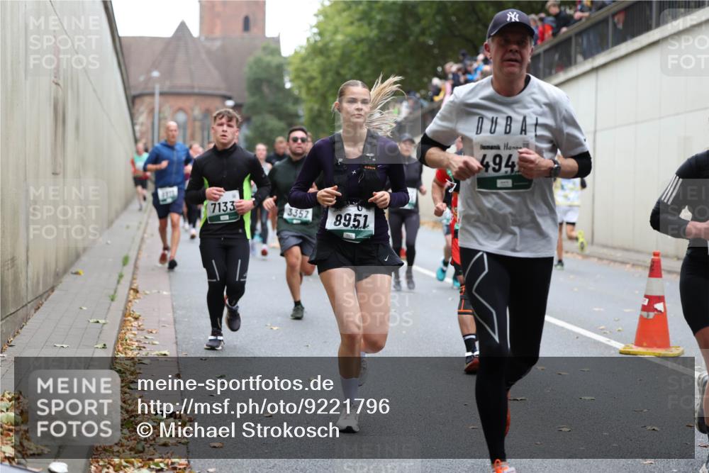 05.10.2025 - 20. swb-Marathon Bremen Michael Strokosch http://msf.ph/oto/9221796 05.10.2025 12:56:55 Laufen 7133, 3357, 8951, 494 meine-sportfotos.de