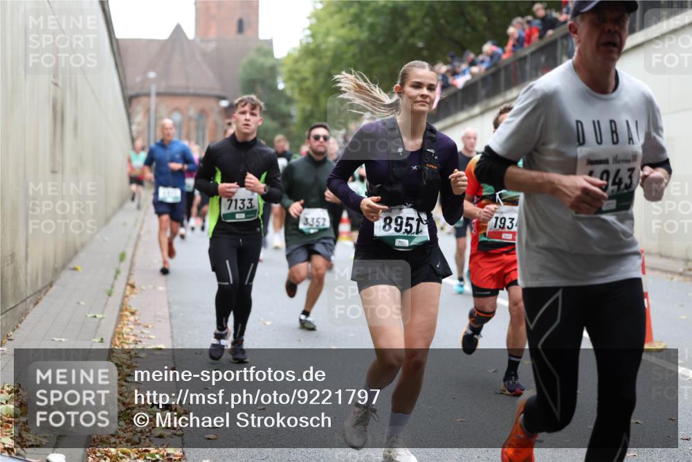 05.10.2025 - 20. swb-Marathon Bremen Michael Strokosch http://msf.ph/oto/9221797 05.10.2025 12:56:55 Laufen 7133, 3357, 8951, 193, 943 meine-sportfotos.de