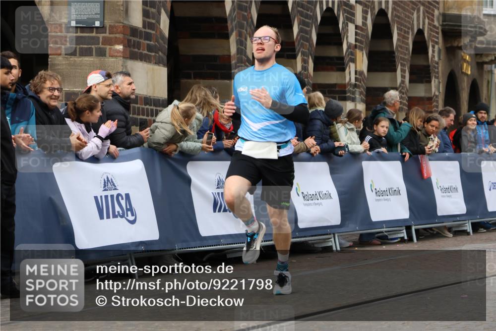 05.10.2025 - 20. swb-Marathon Bremen Strokosch-Dieckow http://msf.ph/oto/9221798 05.10.2025 10:39:56 Ziel 9213, 10276 meine-sportfotos.de