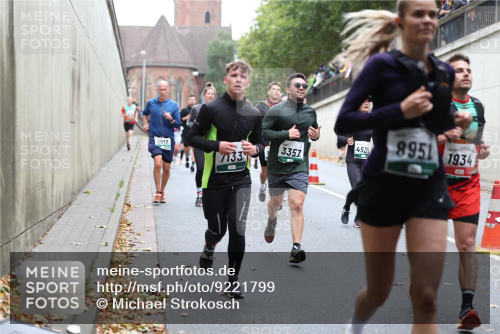 05.10.2025 - 20. swb-Marathon Bremen Michael Strokosch http://msf.ph/oto/9221799 05.10.2025 12:56:56 Laufen 6917, 7133, 3357, 4535, 8951, 1934 meine-sportfotos.de