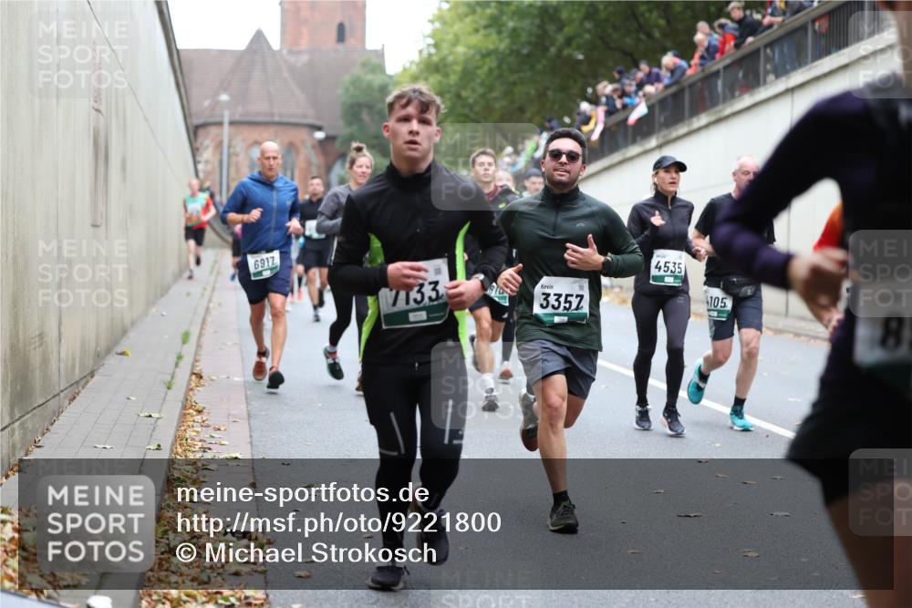 05.10.2025 - 20. swb-Marathon Bremen Michael Strokosch http://msf.ph/oto/9221800 05.10.2025 12:56:56 Laufen 6917, 7133, 3357, 4535, 105, 8 meine-sportfotos.de