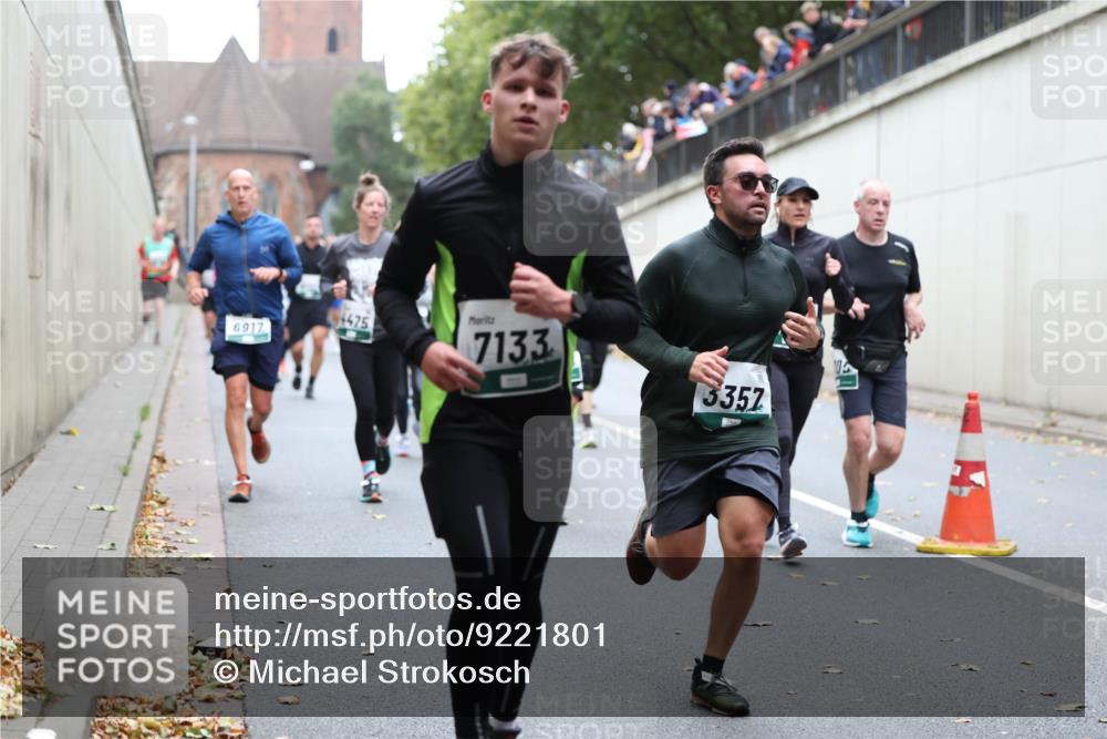 05.10.2025 - 20. swb-Marathon Bremen Michael Strokosch http://msf.ph/oto/9221801 05.10.2025 12:56:56 Laufen 4475, 6917, 7133, 3357 meine-sportfotos.de