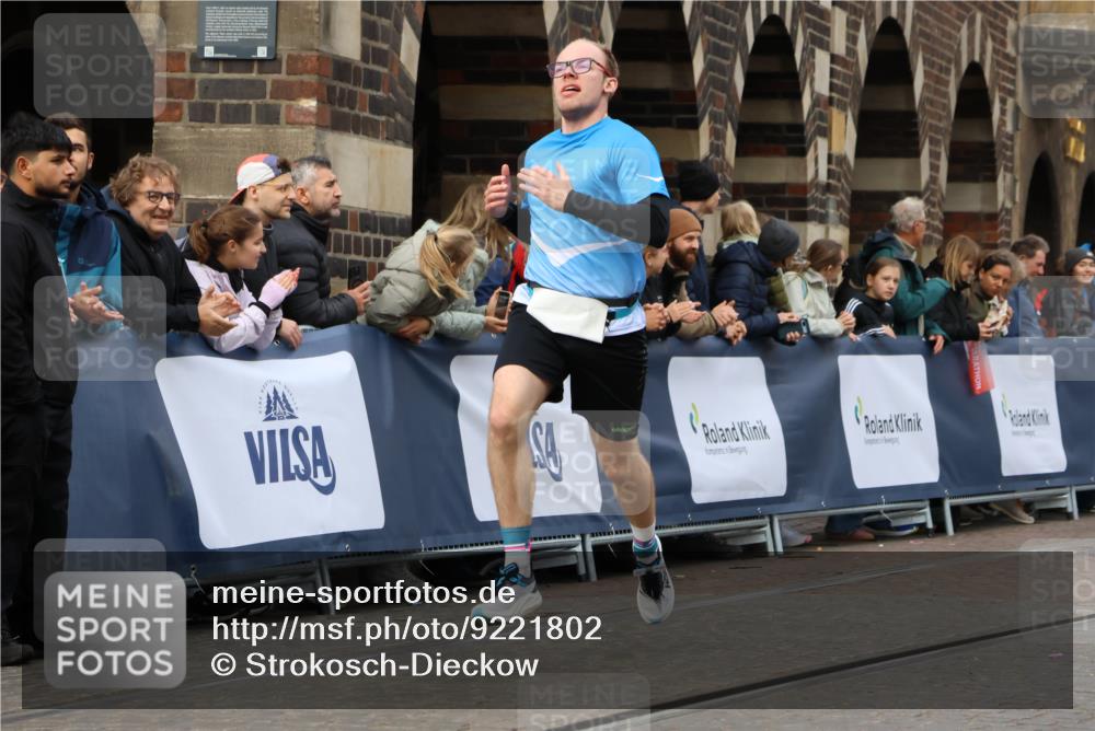 05.10.2025 - 20. swb-Marathon Bremen Strokosch-Dieckow http://msf.ph/oto/9221802 05.10.2025 10:39:56 Ziel 9213, 10276 meine-sportfotos.de