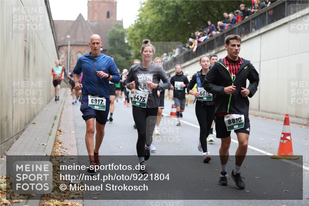 05.10.2025 - 20. swb-Marathon Bremen Michael Strokosch http://msf.ph/oto/9221804 05.10.2025 12:56:58 Laufen 6917, 4475, 5016, 8810 meine-sportfotos.de