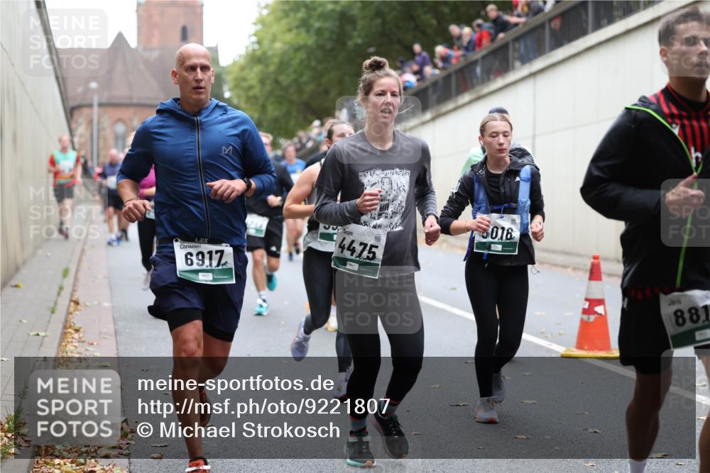 05.10.2025 - 20. swb-Marathon Bremen Michael Strokosch http://msf.ph/oto/9221807 05.10.2025 12:56:59 Laufen 6917, 4475, 016, 881 meine-sportfotos.de