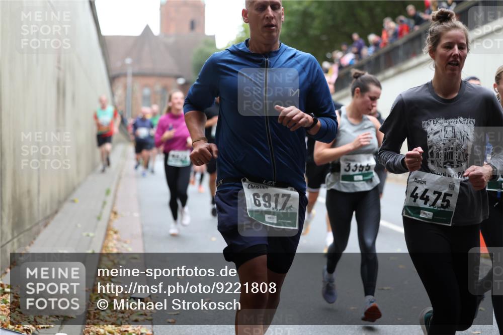 05.10.2025 - 20. swb-Marathon Bremen Michael Strokosch http://msf.ph/oto/9221808 05.10.2025 12:56:59 Laufen 6917, 3366, 4475 meine-sportfotos.de