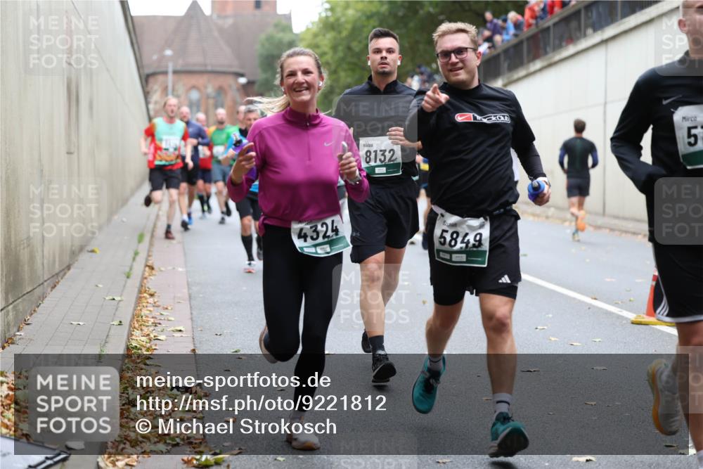 05.10.2025 - 20. swb-Marathon Bremen Michael Strokosch http://msf.ph/oto/9221812 05.10.2025 12:57:01 Laufen 8132, 4324, 5849, 5 meine-sportfotos.de