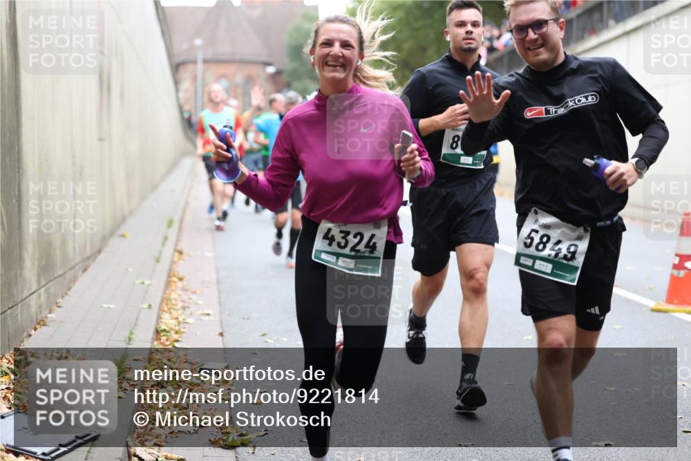05.10.2025 - 20. swb-Marathon Bremen Michael Strokosch http://msf.ph/oto/9221814 05.10.2025 12:57:01 Laufen 4324, 8, 5849 meine-sportfotos.de