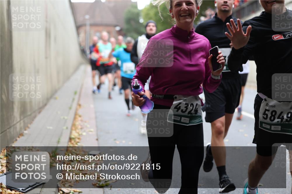 05.10.2025 - 20. swb-Marathon Bremen Michael Strokosch http://msf.ph/oto/9221815 05.10.2025 12:57:02 Laufen 432, 05609, 5849, 05611 meine-sportfotos.de