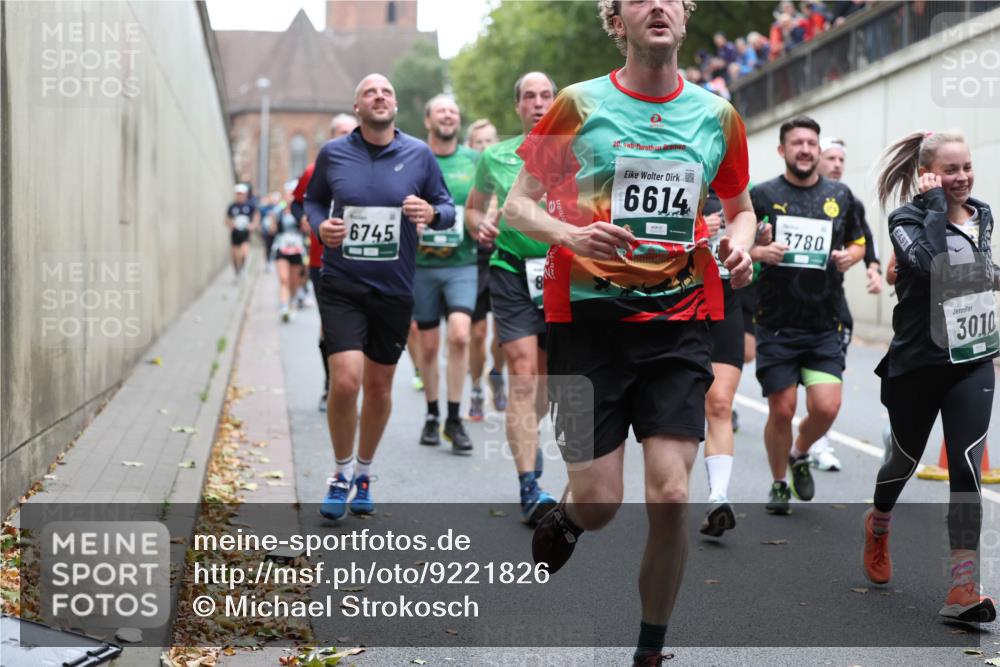 05.10.2025 - 20. swb-Marathon Bremen Michael Strokosch http://msf.ph/oto/9221826 05.10.2025 12:57:05 Laufen 6745, 20, 6614, 3780, 3010 meine-sportfotos.de
