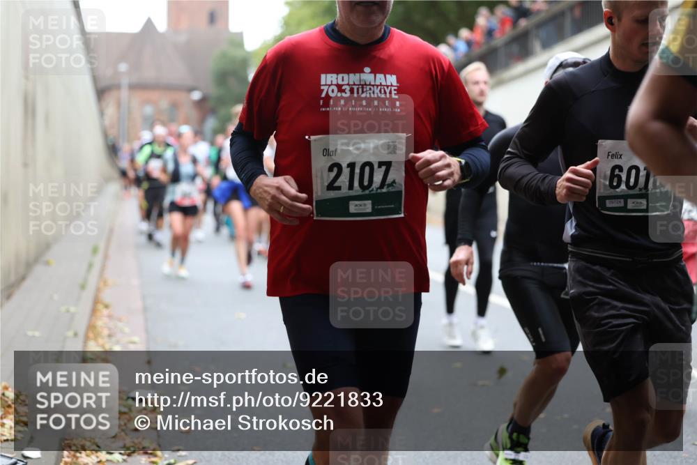 05.10.2025 - 20. swb-Marathon Bremen Michael Strokosch http://msf.ph/oto/9221833 05.10.2025 12:57:09 Laufen 70, 3, 2107, 601, 09724 meine-sportfotos.de