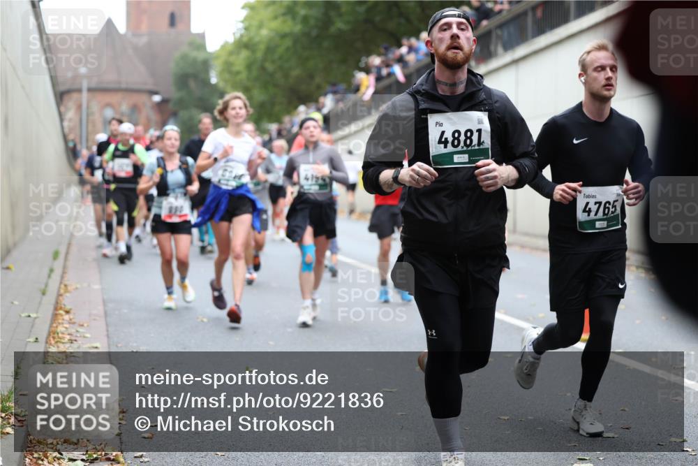 05.10.2025 - 20. swb-Marathon Bremen Michael Strokosch http://msf.ph/oto/9221836 05.10.2025 12:57:10 Laufen 4195, 3, 4881, 4765 meine-sportfotos.de