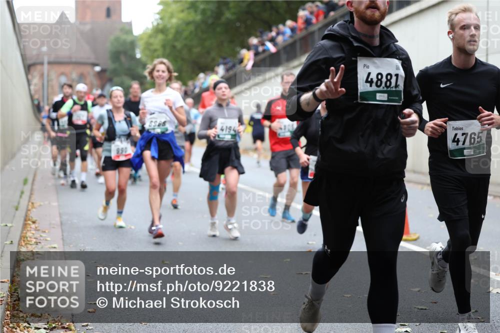 05.10.2025 - 20. swb-Marathon Bremen Michael Strokosch http://msf.ph/oto/9221838 05.10.2025 12:57:10 Laufen 990, 4194, 48, 81, 4765 meine-sportfotos.de
