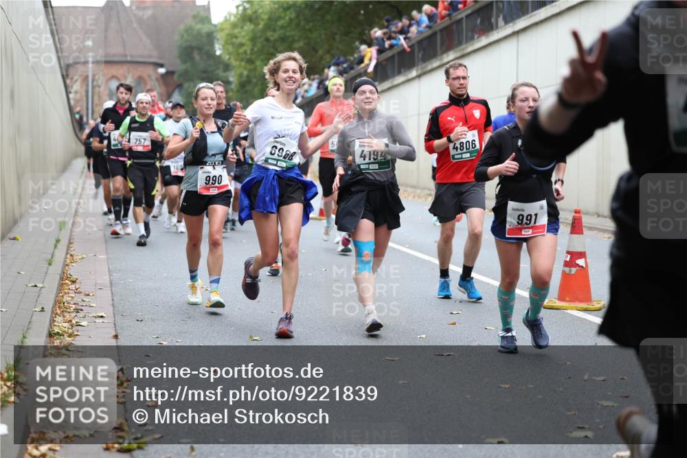 05.10.2025 - 20. swb-Marathon Bremen Michael Strokosch http://msf.ph/oto/9221839 05.10.2025 12:57:10 Laufen 757, 180, 990, 6968, 55, 54, 4194, 4806, 991 meine-sportfotos.de