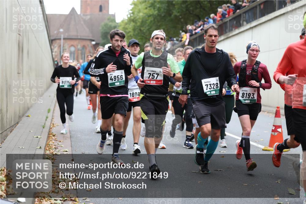 05.10.2025 - 20. swb-Marathon Bremen Michael Strokosch http://msf.ph/oto/9221849 05.10.2025 12:57:14 Laufen 8915, 4956, 1802, 757, 7328, 8193 meine-sportfotos.de