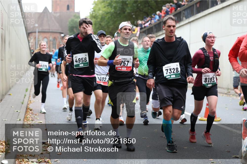 05.10.2025 - 20. swb-Marathon Bremen Michael Strokosch http://msf.ph/oto/9221850 05.10.2025 12:57:14 Laufen 915, 4956, 1802, 157, 00432, 7328, 8193 meine-sportfotos.de