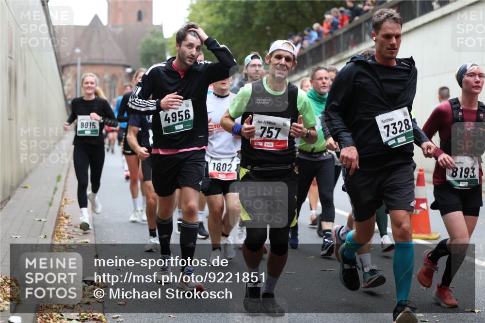 05.10.2025 - 20. swb-Marathon Bremen Michael Strokosch http://msf.ph/oto/9221851 05.10.2025 12:57:14 Laufen 8915, 4956, 1802, 757, 7328, 8193 meine-sportfotos.de