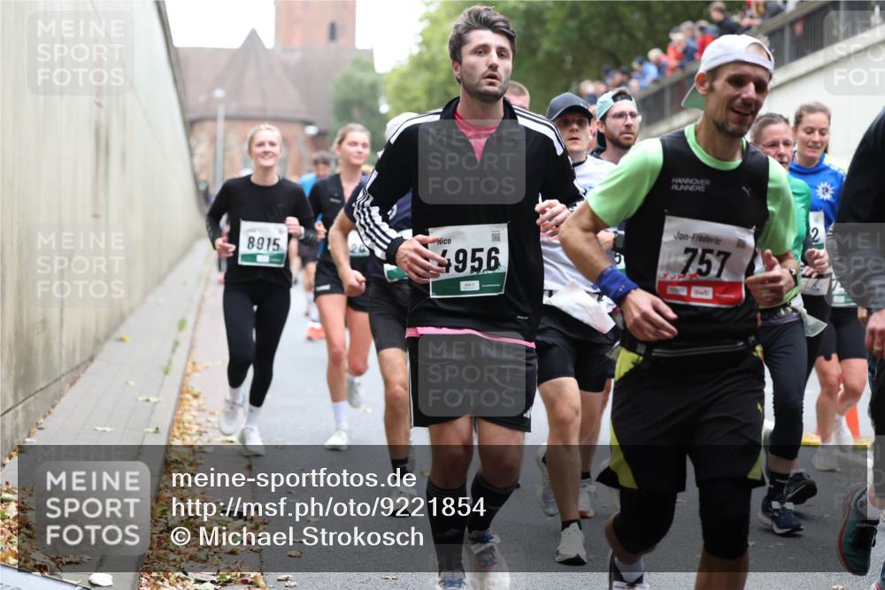 05.10.2025 - 20. swb-Marathon Bremen Michael Strokosch http://msf.ph/oto/9221854 05.10.2025 12:57:15 Laufen 8915, 4956, 757 meine-sportfotos.de